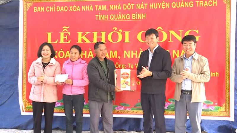 Lãnh đạo huyện Quảng Trạch thăm động viên và trao quà cho gia đình được hỗ trợ làm nhà ở xã Quảng Phương.