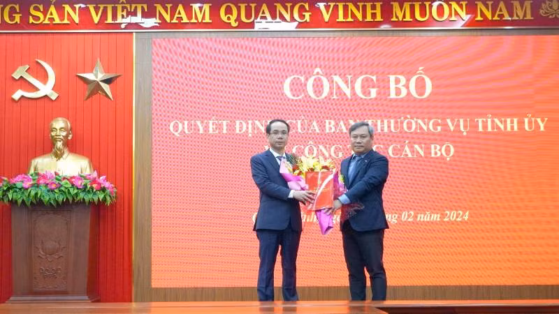 Bí thư Tỉnh ủy Quảng Bình Vũ Đại Thắng tặng hoa chúc mừng tân Trưởng Ban Dân vận Tỉnh ủy Phan Mạnh Hùng (bên trái).