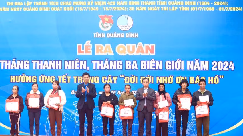 Tại lễ ra quân Tháng Thanh niên năm 2024, các đại biểu tặng quà cho các gia đình chính sách ở huyện Tuyên Hóa 