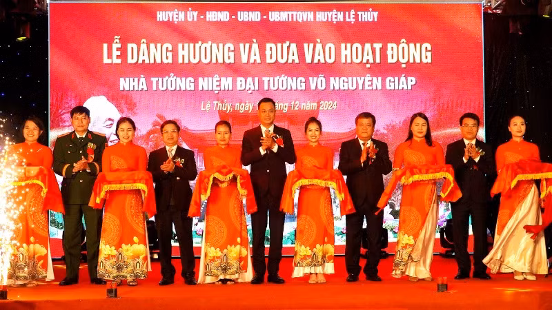 Lãnh đạo tỉnh Quảng Bình và Quân khu 4 cắt băng khánh thành Nhà tưởng niệm Đại tướng Võ Nguyên Giáp ở quê nhà An Xá, xã Lộc Thủy, huyện Lệ Thủy.