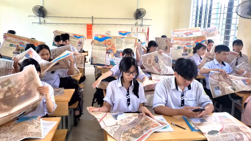 Học sinh trung học phổ thông ở thành phố Đồng Hới trải nghiệm công nghệ mới khi tìm hiểu thông tin, ảnh ảnh về Chiến dịch Hồ Chí Minh trên phụ san.