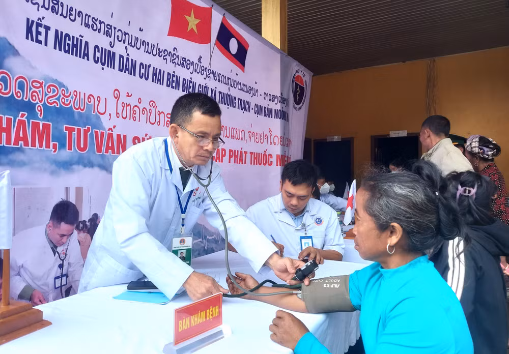 Quân y Bộ đội Biên phòng khám bệnh, cấp thuốc cho bà con người Lào ở Cụm bản Nỏng Mạ. Quân y Bộ đội Biên phòng khám bệnh, cấp thuốc cho bà con người Lào ở Cụm bản Nỏng Mạ.