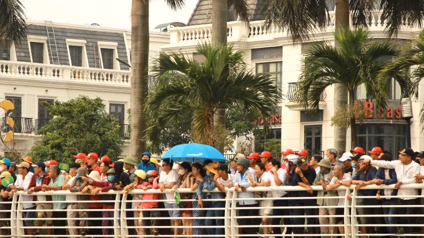 Người dân địa phương và du khách cỗ vũ nhiệt tình cho các đội đua thuyền.