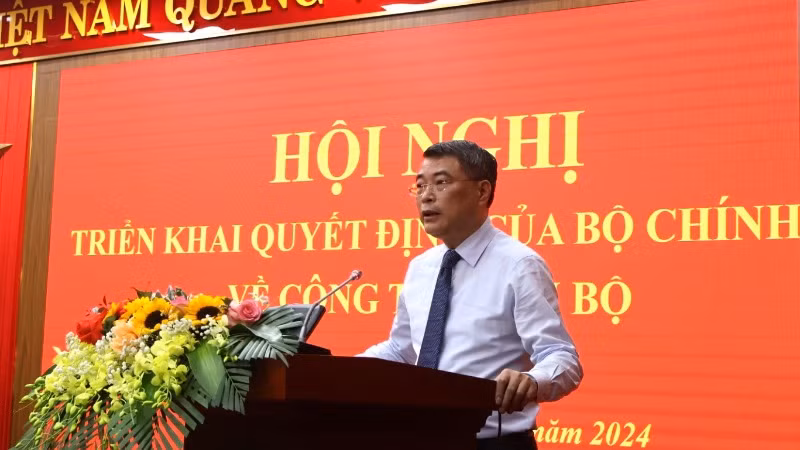 Đồng chí Lê Minh Hưng phát biểu chúc mừng và giao nhiệm vụ cho tân Bí thư Tỉnh ủy Quảng Bình Lê Ngọc Quang.