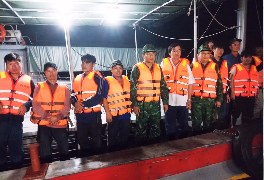 Các ngư dân trên tàu cá bị chìm được đưa vào bờ an toàn trong đêm qua, 16/10.