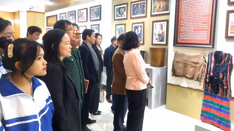 Các đại biểu và học sinh xem triển lãm, trưng bày.