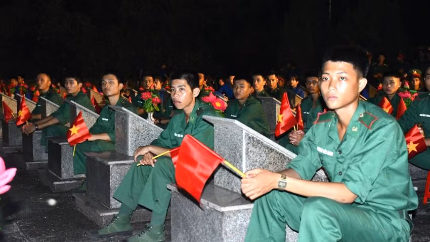 Chương trình nghệ thuật thực cảnh được tổ chức trong khuôn viên nghĩa trang Thọ Lộc mang tới cho người xem sự xúc động và tri ân sự hy sinh của các liệt sĩ Chương trình nghệ thuật thực cảnh được tổ chức trong khuôn viên nghĩa trang Thọ Lộc mang tới cho người xem sự xúc động và tri ân sự hy sinh của các liệt sĩ
