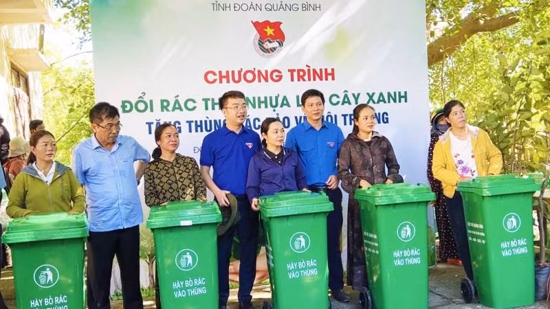 Tặng thùng rác cho bà con để góp phần giáo dục, tuyên truyền về ý thức bảo vệ môi trường