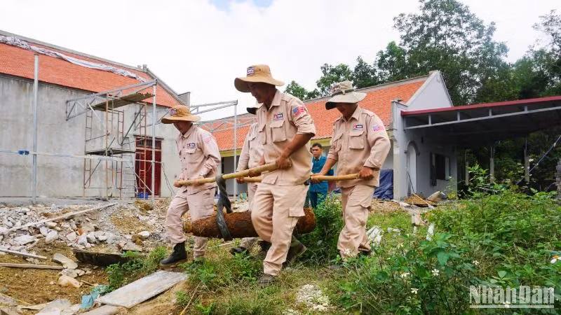 Đội xử lý bom mìn lưu động của Dự án MAG chuyển quả bom về khu vực chờ hủy nổ tập trung theo quy định. Đội xử lý bom mìn lưu động của Dự án MAG chuyển quả bom về khu vực chờ hủy nổ tập trung theo quy định.