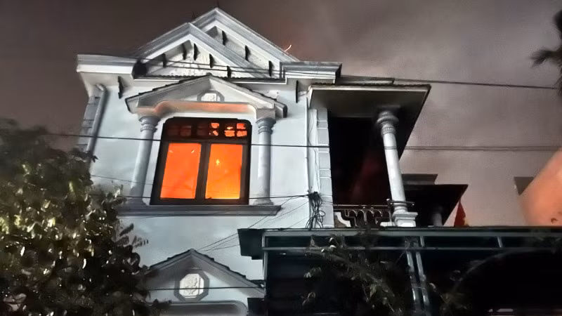 Trong đêm qua, tầng 2 của một ngôi nhà ở xã Phong Thủy đột nhiên bốc cháy.