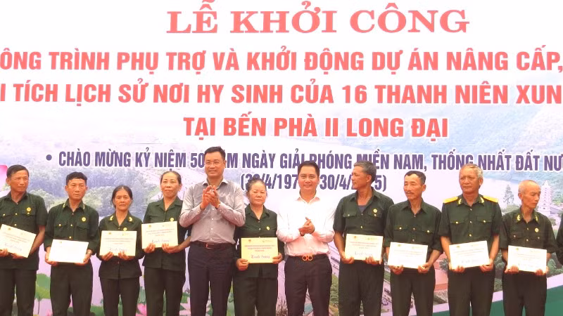 Bí thư Tỉnh ủy Quảng Bình Lê Ngọc Quang (áo sẫm màu) trao quà tặng các cựu chiến binh và cựu thanh niên xung phong.