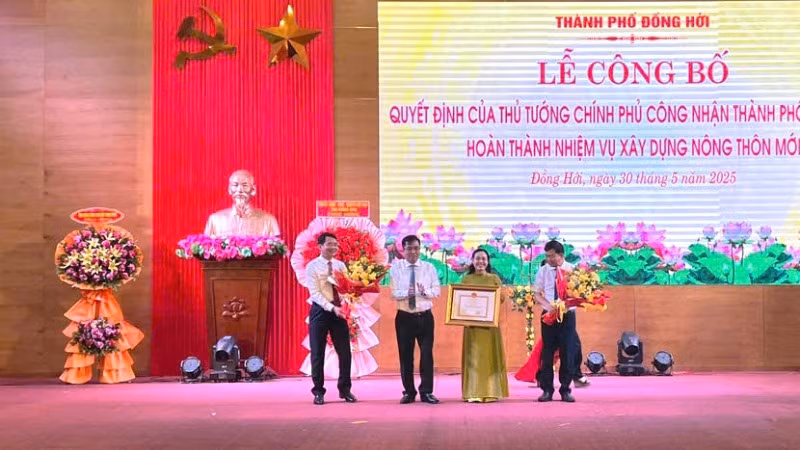 Thừa ủy quyền của Thủ tướng Chính phủ, lãnh đạo tỉnh Quảng Bình trao bằng công nhận thành phố Đồng Hới hoàn thành xây dựng nông thôn mới