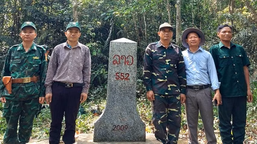 Đoàn công tác của Đồn Biên phòng Làng Mô và xã Trường Sơn trong một chuyến tuần tra, kiểm tra mốc quốc giới. (Ảnh chụp từ phía biên giới nước bạn Lào)