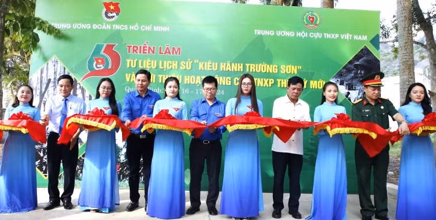 Các đại biểu cắt băng trưng bày, triển lãm tư liệu lịch sử "Kiêu hãnh Trường Sơn".