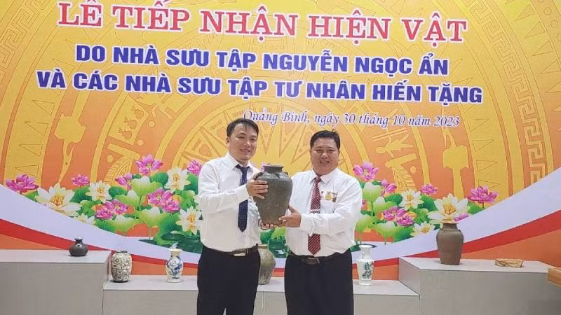 Bảo tàng Tổng hợp Quảng Bình tiếp nhận hiện vật do nhà sưu tập Nguyễn Ngọc Ẩn (bên phải) hiến tặng.