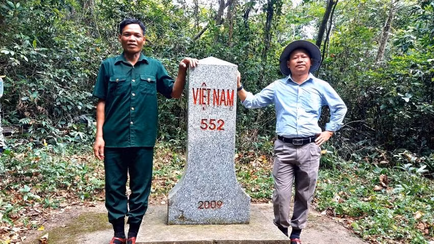 Ông Hồ Bang (bên trái) chụp ảnh lưu niệm cùng đồng chí Nguyễn Văn Nhì trong một chuyến kiểm tra mốc quốc giới 552.