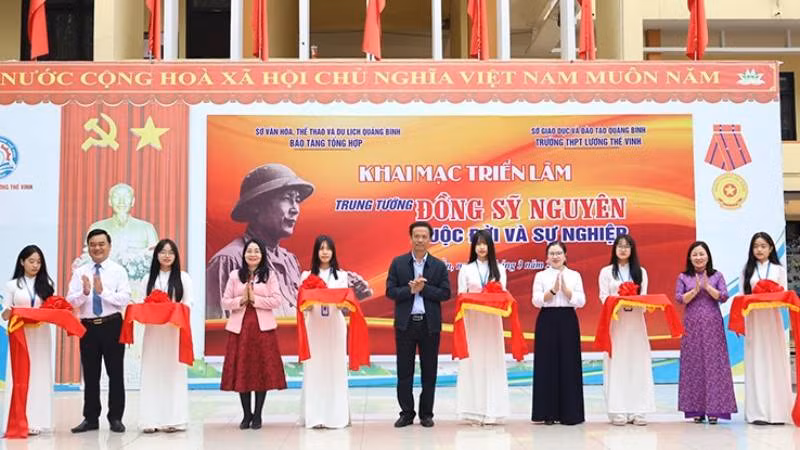 Các đại biểu cắt băng khai trương triển lãm chuyên đề "Trung tướng Đồng Sỹ Nguyên - Cuộc đời và sự nghiệp".