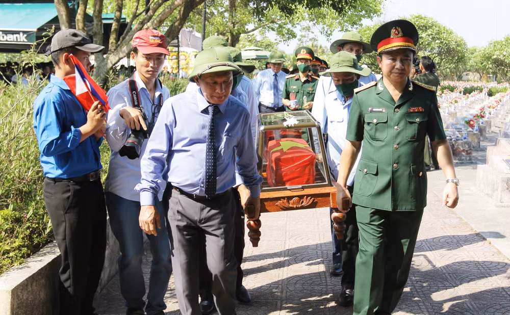 Đại diện lãnh đạo tỉnh Quảng Bình tiễn đưa hài cốt liệt về nơi an nghỉ tại Nghĩa trang Ba Dốc.