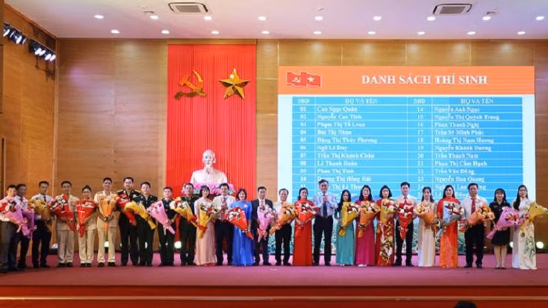Lãnh đạo tỉnh Quảng Bình tặng hoa cho các thí sinh tham gia Hội thi Bí thư chi bộ giỏi cấp tỉnh năm 2023.