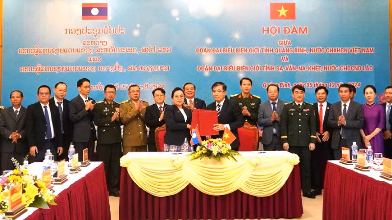 Đại diện hai tỉnh trao biên bản ký kết. Đại diện hai tỉnh trao biên bản ký kết.