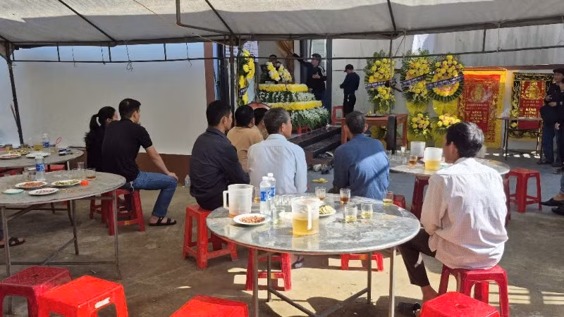 Cơ quan, địa phương và bà con đến chia buồn với gia đình bố con thầy giáo xấu số.