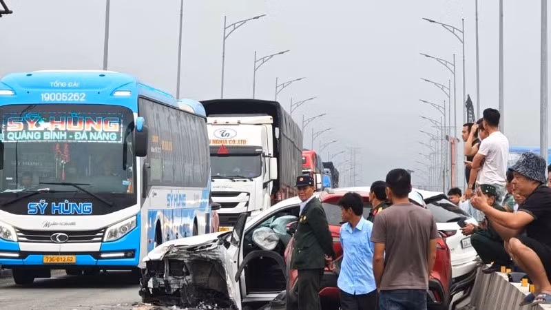 Vụ tai nạn giữa cầu Gianh làm tắc Quốc lộ 1A qua Quảng Bình chiều nay. (Ảnh: CTV)