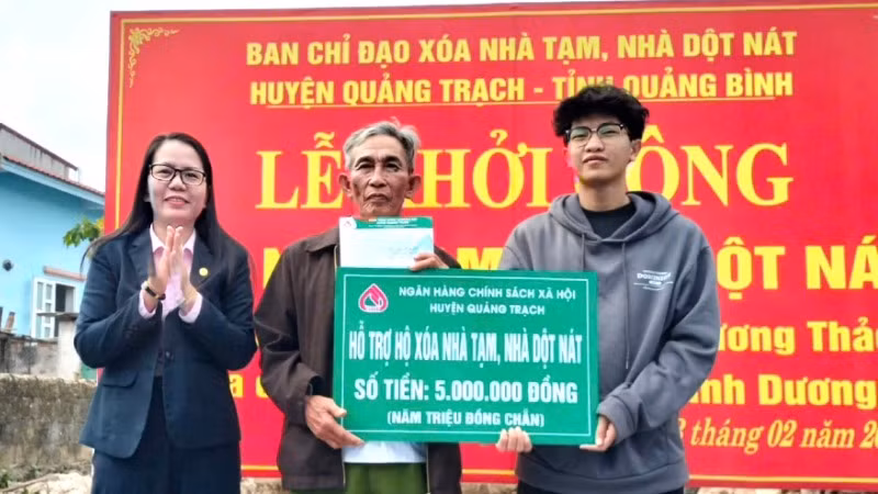Phòng giao dịch Ngân hàng Chính sách xã hội huyện Quảng Trạch trao hỗ trợ tiền làm nhà cho người dân ở xã Cảnh Dương.