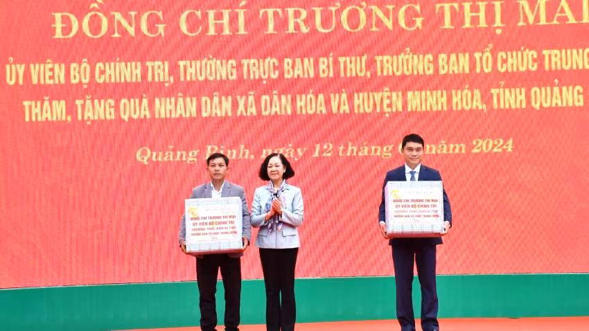 Đồng chí Trương Thị Mai tặng quà cho huyện Minh Hóa và xã Dân Hóa.