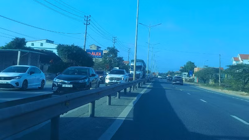 Quốc lộ 1 đoạn qua cầu Gianh ùn ứ phương tiện theo chiều từ bắc vào nam.