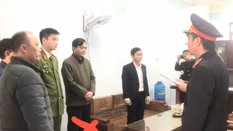 Công an thị xã Ba Đồn tống đạt quyết định khởi tố, bắt tạm giam đối với Trần Anh Cường (dấu đỏ).
