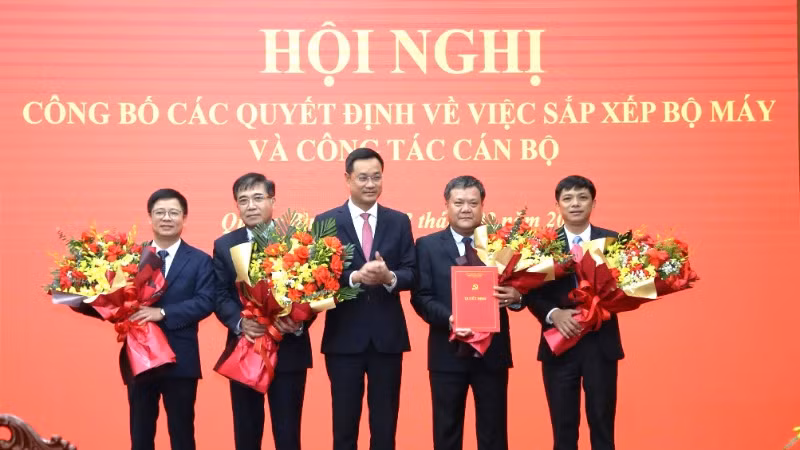 Các đồng chí Bí thư, Phó Bí thư Đảng ủy Ủy ban nhân dân tỉnh nhận quyết định và hoa chúc mừng của đồng chí Bí thư Tỉnh ủy Quảng Bình.