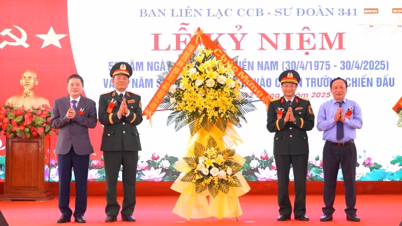 Lãnh đạo tỉnh Quảng Bình tặng hoa cho Chỉ huy, Ban Liên lạc cựu chiến binh Sư đoàn 341.