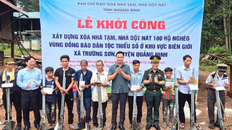 Bí thư Tỉnh ủy Quảng Bình Lê Ngọc Quang và các đại biểu trao tặng 27 suất quà cùng công cụ sản xuất cho bà con bản Rìn Rìn, xã Trường Sơn.