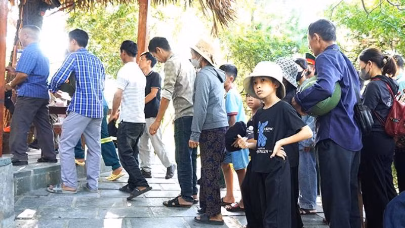 Người dân Quảng Bình đến viếng PGS Đặng Bích Hà. (Ảnh: HG) Người dân Quảng Bình đến viếng PGS Đặng Bích Hà. (Ảnh: HG)