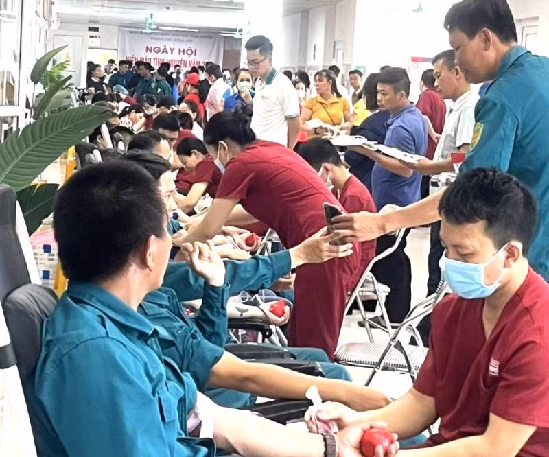 Người dân các xã, phường của thành phố Đồng Hới tham gia hiến máu tại Bệnh viện Việt Nam-Cuba Đồng Hới trong sáng nay (ẢNh: HG)