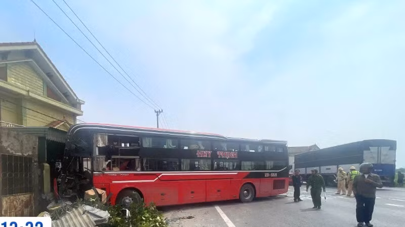 Hai phương tiện đâm vào nhà dân nhưng rất may không gây thiệt hại về người. Hai phương tiện đâm vào nhà dân nhưng rất may không gây thiệt hại về người.