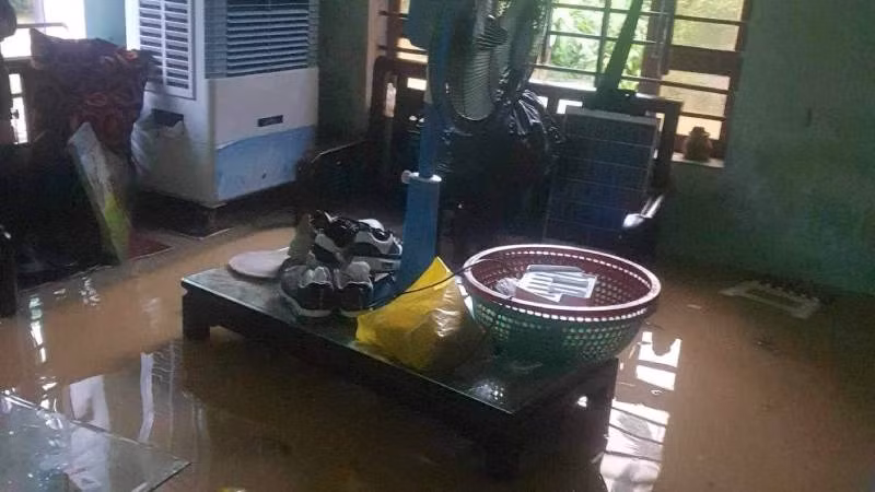Một ngôi nhà ở thành phố Đồng Hới bị nước tràn vào nhà. Một ngôi nhà ở thành phố Đồng Hới bị nước tràn vào nhà.