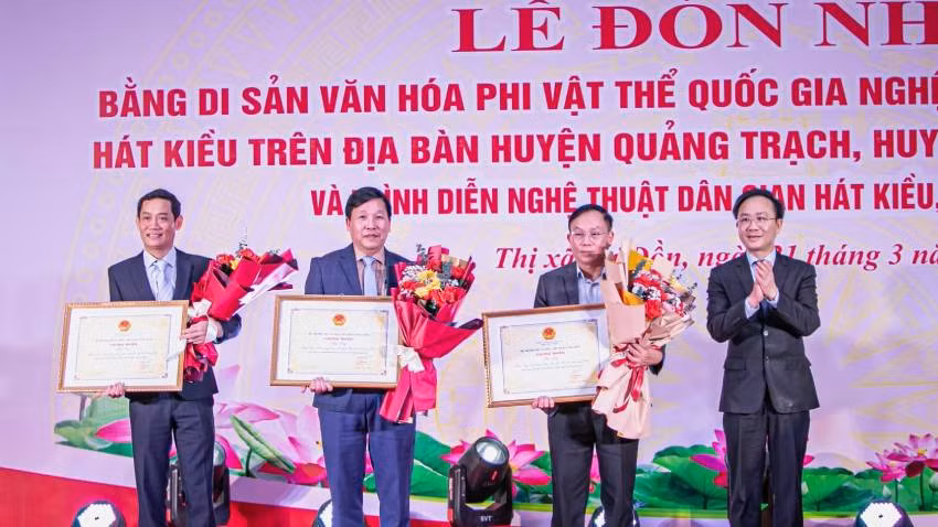 Lãnh đạo tỉnh Quảng Bình trao bằng công nhận Di sản văn hóa phi vật thể quốc gia nghệ thuật trình diễn dân gian Hát Kiều cho các địa phương ở tả ngạn sông Gianh.