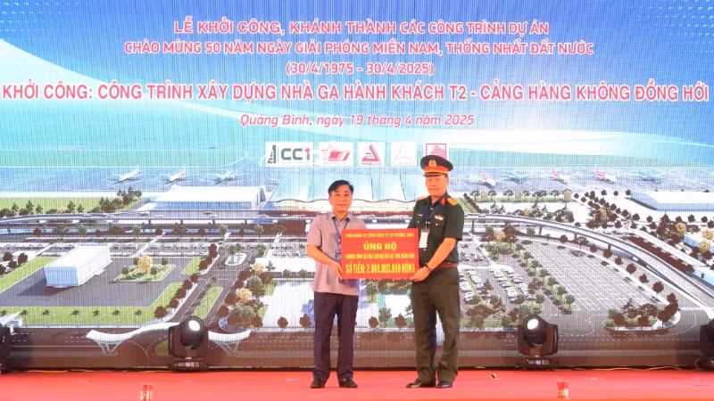 Đại diện Tổng Công ty Xây dựng Trường Sơn tặng tỉnh Quảng Bình 2 tỷ đồng hỗ trợ xóa nhà tạm, nhà dột nát cho hộ nghèo