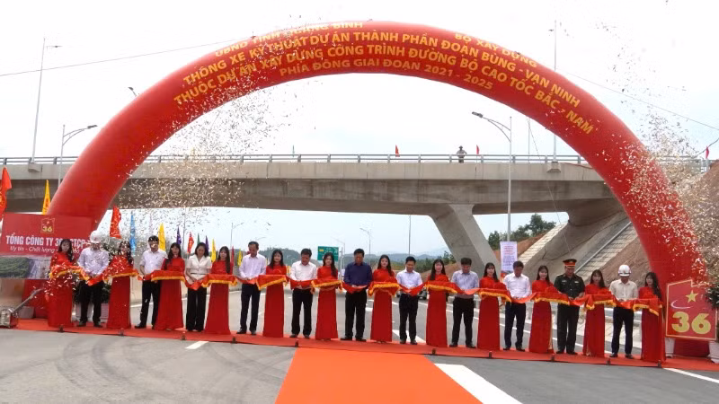 Các đại biểu cắt băng thông xe kỹ thuật dự án thành phần cao tốc bắc-nam phía đông đoạn Bùng-Vạn Ninh, tỉnh Quảng Bình.