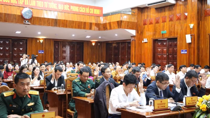 Các đại biểu Hội đồng nhân dân tỉnh Quảng Bình biểu quyết thông qua các nghị quyết.