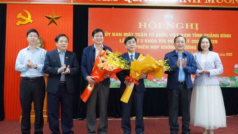 Phó Bí thư Thường trực Tỉnh ủy Quảng Bình Trần Hải Châu tặng hoa cho tân Chủ tịch (thứ 3 bên phải) và Phó Chủ tịch Ủy ban Mặt trận tỉnh.