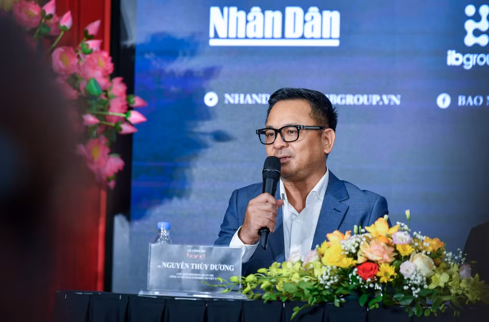Ông Nguyễn Thùy Dương trả lời câu hỏi của báo chí.