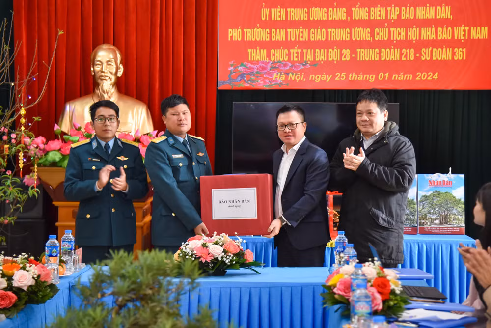 Đồng chí Lê Quốc Minh trao những món quà Tết ý nghĩa từ Báo Nhân Dân cho cán bộ, chiến sĩ Đại đội 28, Trung đoàn 218, Sư đoàn 361 (Quân chủng Phòng không - Không quân). (Ảnh: NHẬT QUANG)