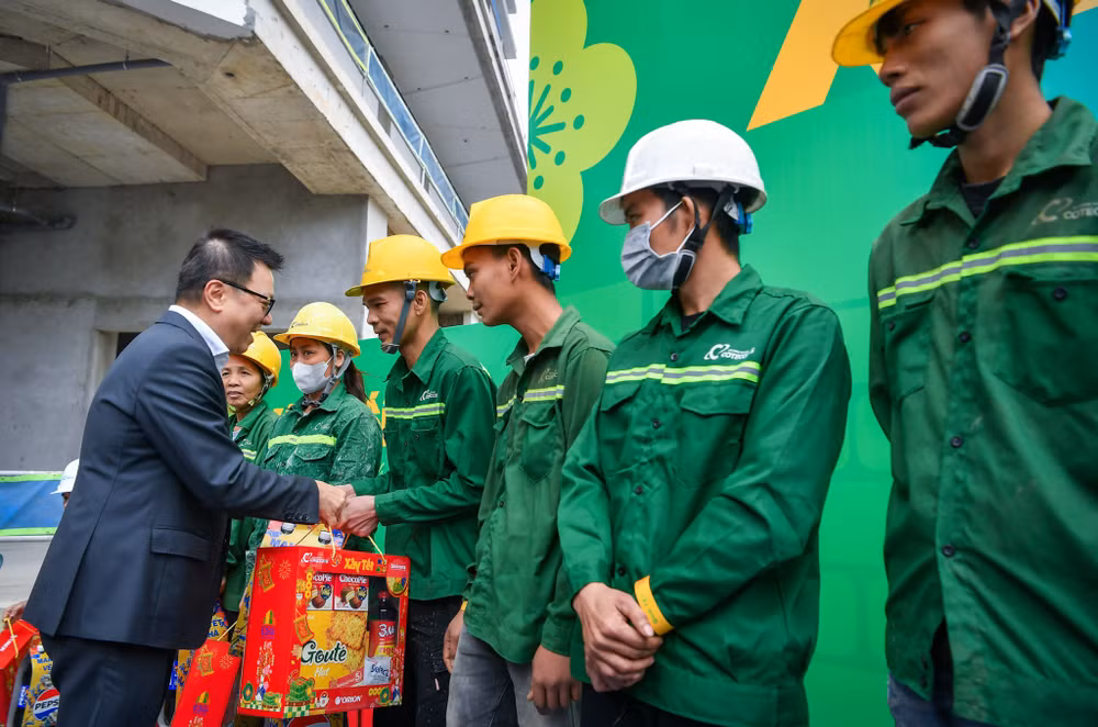 Đồng chí Lê Quốc Minh tặng quà Tết công nhân tại công trường. Đồng chí Lê Quốc Minh tặng quà Tết công nhân tại công trường.