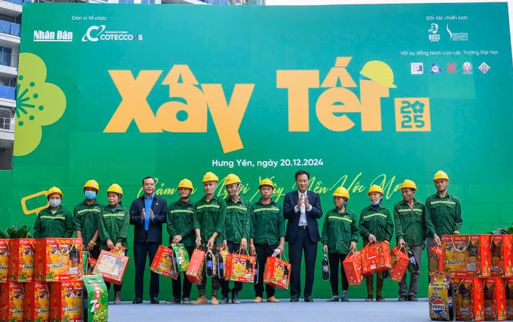 Đồng chí Nguyễn Đình Khang, Ủy viên Trung ương Đảng, Chủ tịch Tổng Liên đoàn Lao động Việt Nam và đồng chí Nguyễn Hữu Nghĩa, Ủy viên Trung ương Đảng, Bí thư Tỉnh ủy Hưng Yên tặng quà Tết cho công nhân lao động tại công trường.