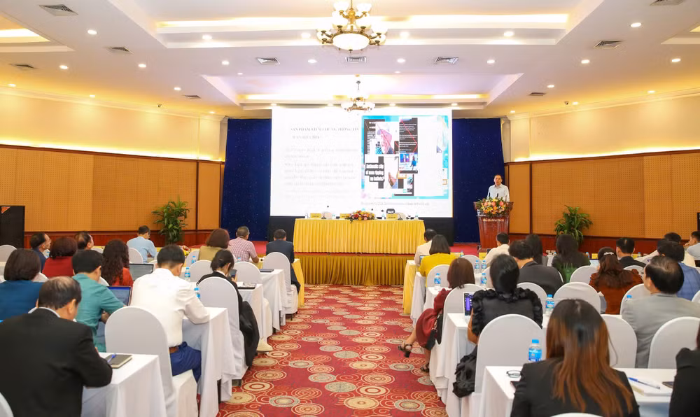 Nhà báo Ngô Việt Anh, Báo Nhân Dân trình bày tham luận. Nhà báo Ngô Việt Anh, Báo Nhân Dân trình bày tham luận.
