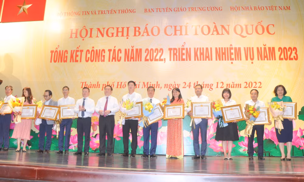 Ban Tuyên giáo tặng bằng khen các đơn vị có thành tích trong năm 2022. (Ảnh: THẾ ANH) Ban Tuyên giáo tặng bằng khen các đơn vị có thành tích trong năm 2022. (Ảnh: THẾ ANH)