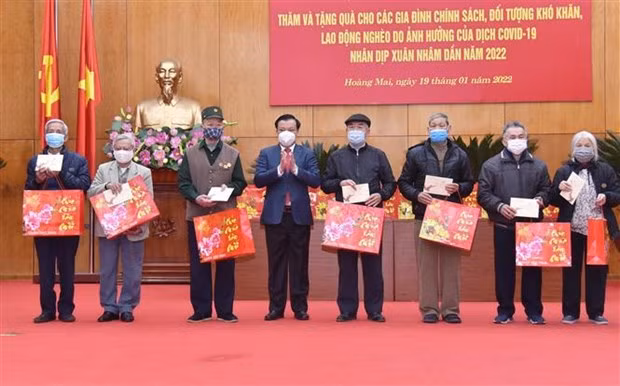Bí thư Thành ủy Hà Nội Đinh Tiến Dũng trao quà cho các gia đình chính sách, đối tượng khó khăn, lao động nghèo, tại quận Hoàng Mai Tết 2022.