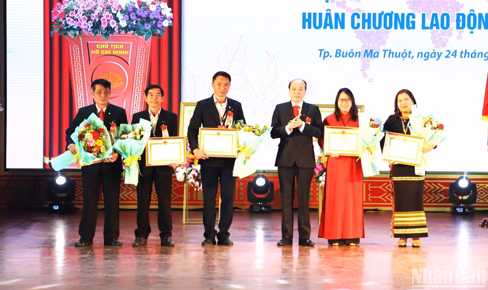 Chủ tịch Ủy ban nhân dân tỉnh Đắk Lắk Phạm Ngọc Nghị trao tặng Bằng khen của Ủy ban nhân dân tỉnh cho 5 tập thể có thành tích xuất sắc trong phong trào thi đua “Cả nước chung sức xây dựng nông thôn mới” giai đoạn 2016-2020 của thành phố Buôn Ma Thuột.
